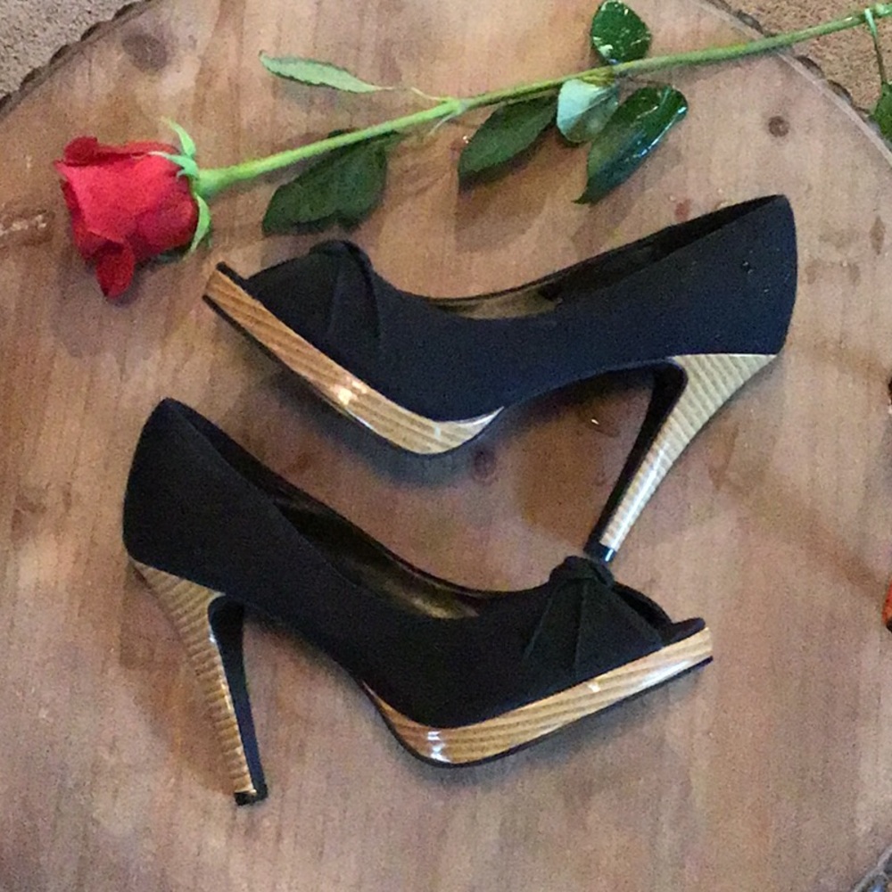 Women’s Black Knotted pumps